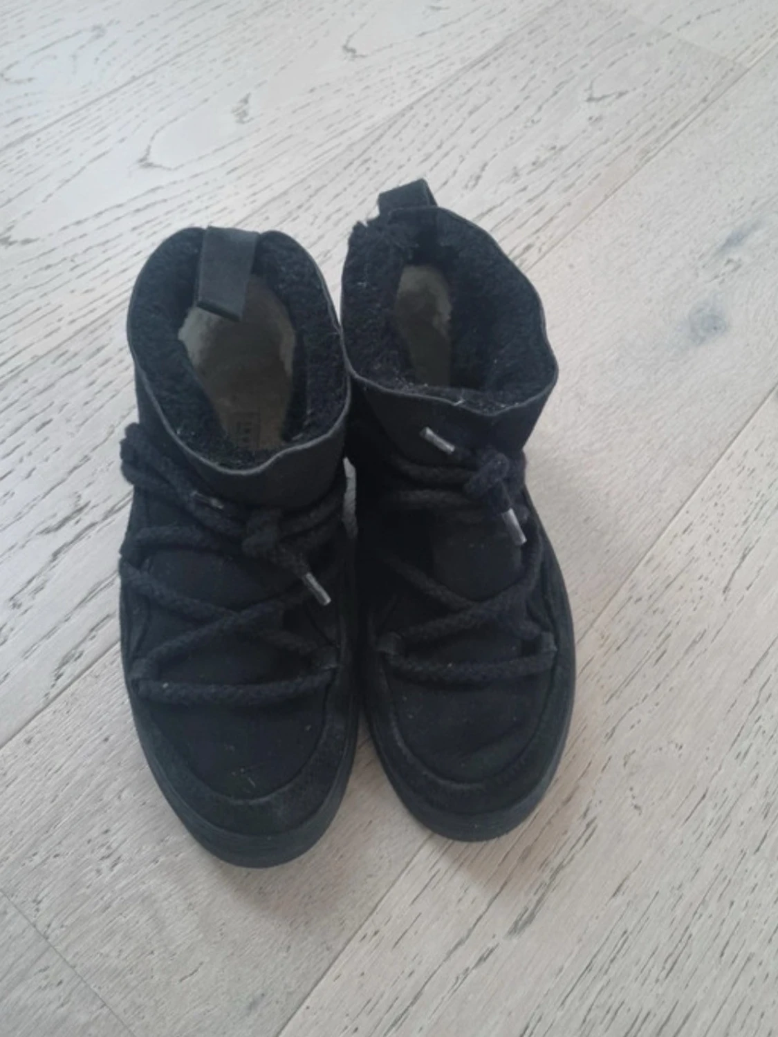 Svarta Inuikii boots i mocka