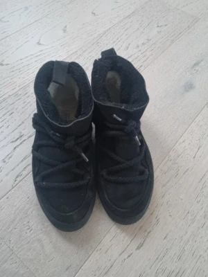 Svarta Inuikii boots i mocka - Säljer ett par svarta Inuikii boots i mocka med snörning och mjukt foder. Klassisk Inuikii-logga bak på hälen och grovt mönstrad yttersula för bra grepp. Jättefint skick!💕💕