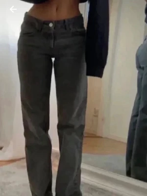 Svarta lågmidjade wide jeans - populära ifrån zara använda en gång har dubbletter i både blå och svart och säljer båda då jag rensar min garderob (de blåa är aldrig använda)