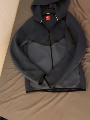 Blå Nike Tech - Blåsvart niketech kofta perfekt för chilldagar med sköna mjukisar