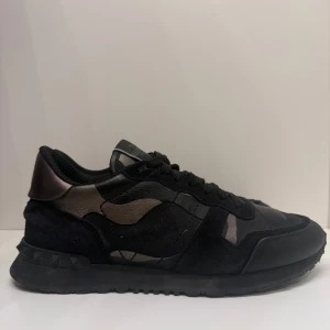 Valentino Rockrunner  - Valentino rockrunners, storlek 40 men passar större också! Mycket bra skick!