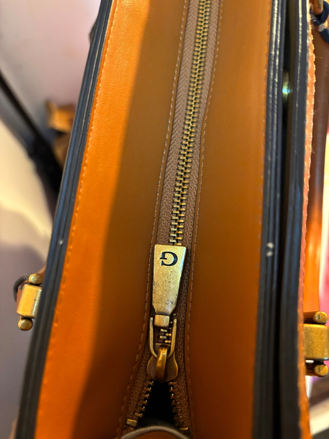 GUESS väska brun - 2