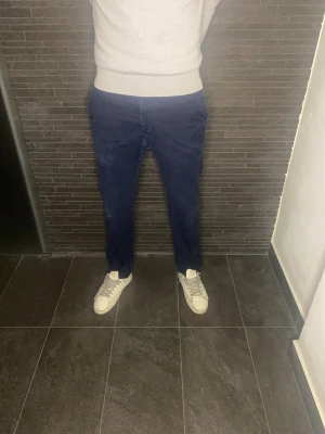 Nya Mörkblå chinos från Boomerang - Snygga mörkblå chinos från Boomerang, modell Steve. Klassisk rak passform med diskreta bakfickor och stilren look. Tillverkade i mjuk bomull som ger en skön känsla och bra kvalitet. Hör av dig vid frågor eller prisförslag!🤝