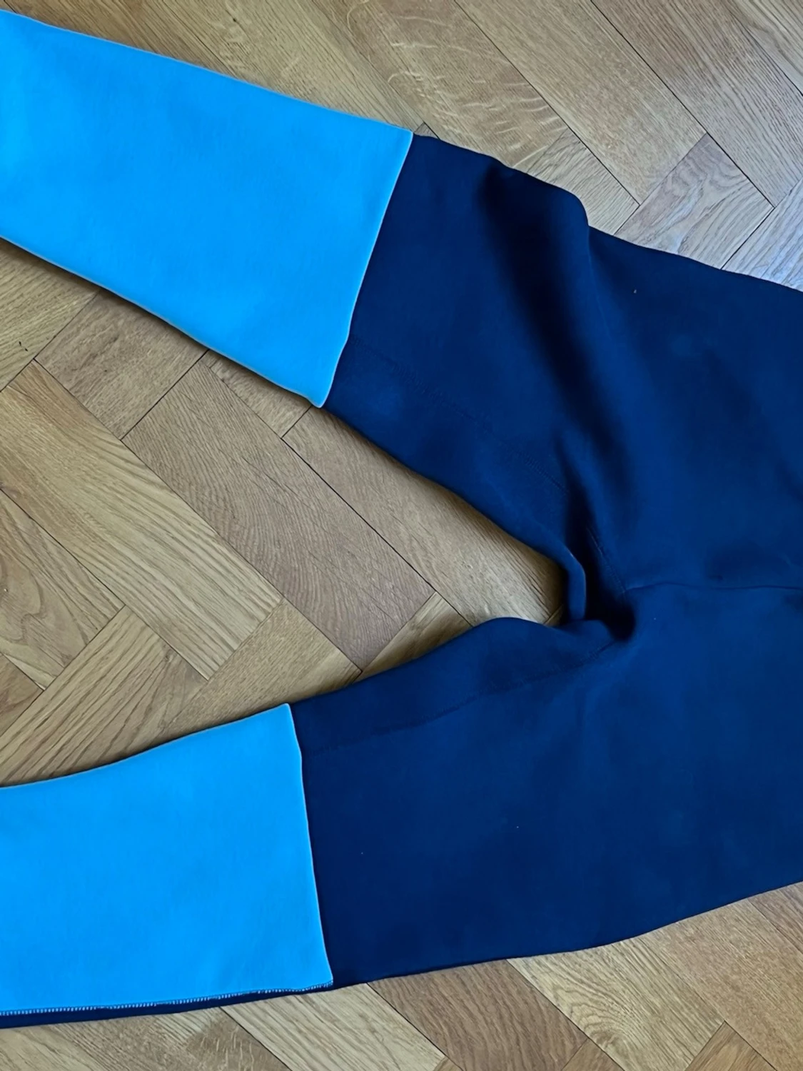 Två färgade Nike tech byxor - 2