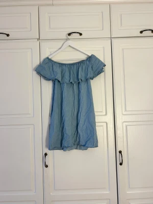 Blå klänning offshoulder - Såå söt