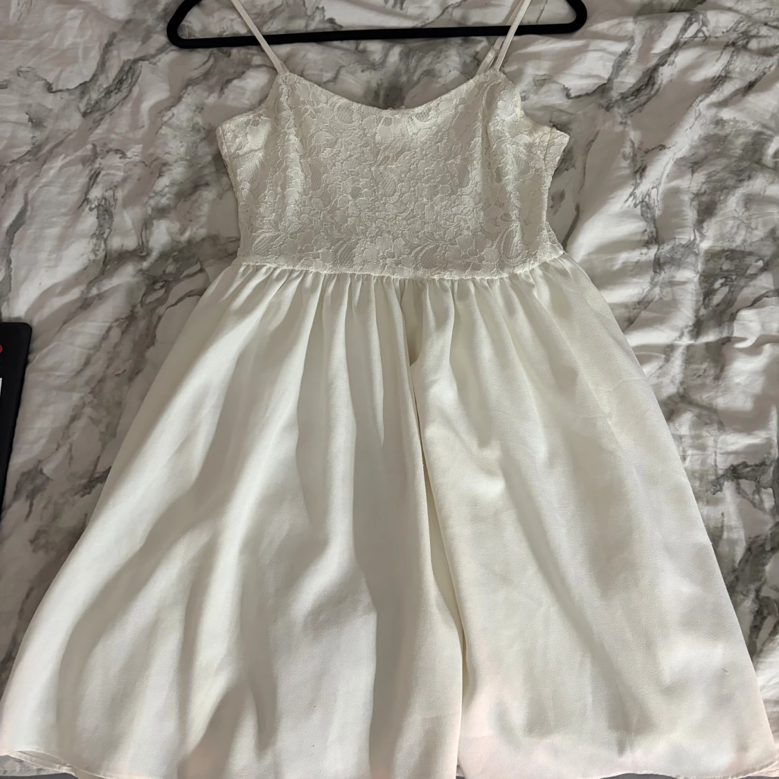 Vit spetsklänning med smala axelband