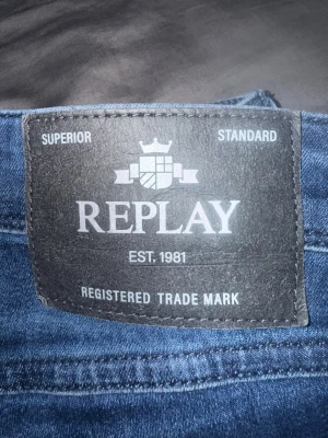 Blå jeans från Replay - Snygga blå jeans från Replay men snygga fade detaljer runt fickor samt andra sömmar  om frågor tveka inte skriv 😉