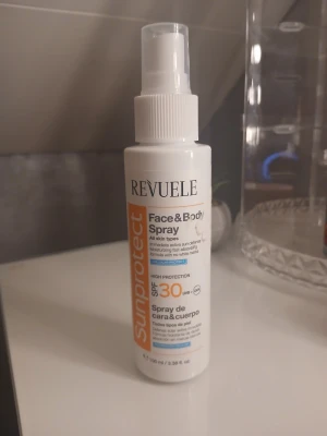 Revuele Face & Body Spray SPF 30 - Solskyddsspray för ansikte och kropp från Revuele med SPF 30. Kommer i en vit plastflaska med sprayfunktion, innehåller 100 ml. Passar alla hudtyper och har en återfuktande, snabbt absorberande formula utan vita märken.