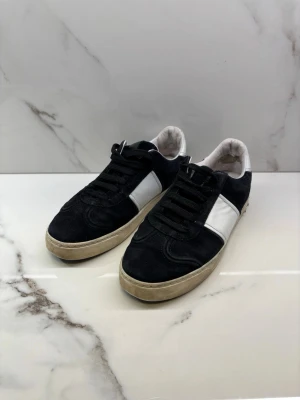 Valentino Flycrew  - Svarta Valentino Flycrew i mocka. En skon har tappat 2 nitar, andra har alla kvar. Slitage inne i hälen, inget som syns när man använder. Storlek 39 men passar mig som har 40 i övrigt. Dustbag kvar 