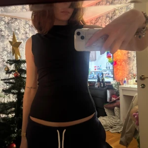 Snygg fest topp - Snygg fest topp, prislapp kvar. Snygg detalj på sidan. säljer en i brun också☺️