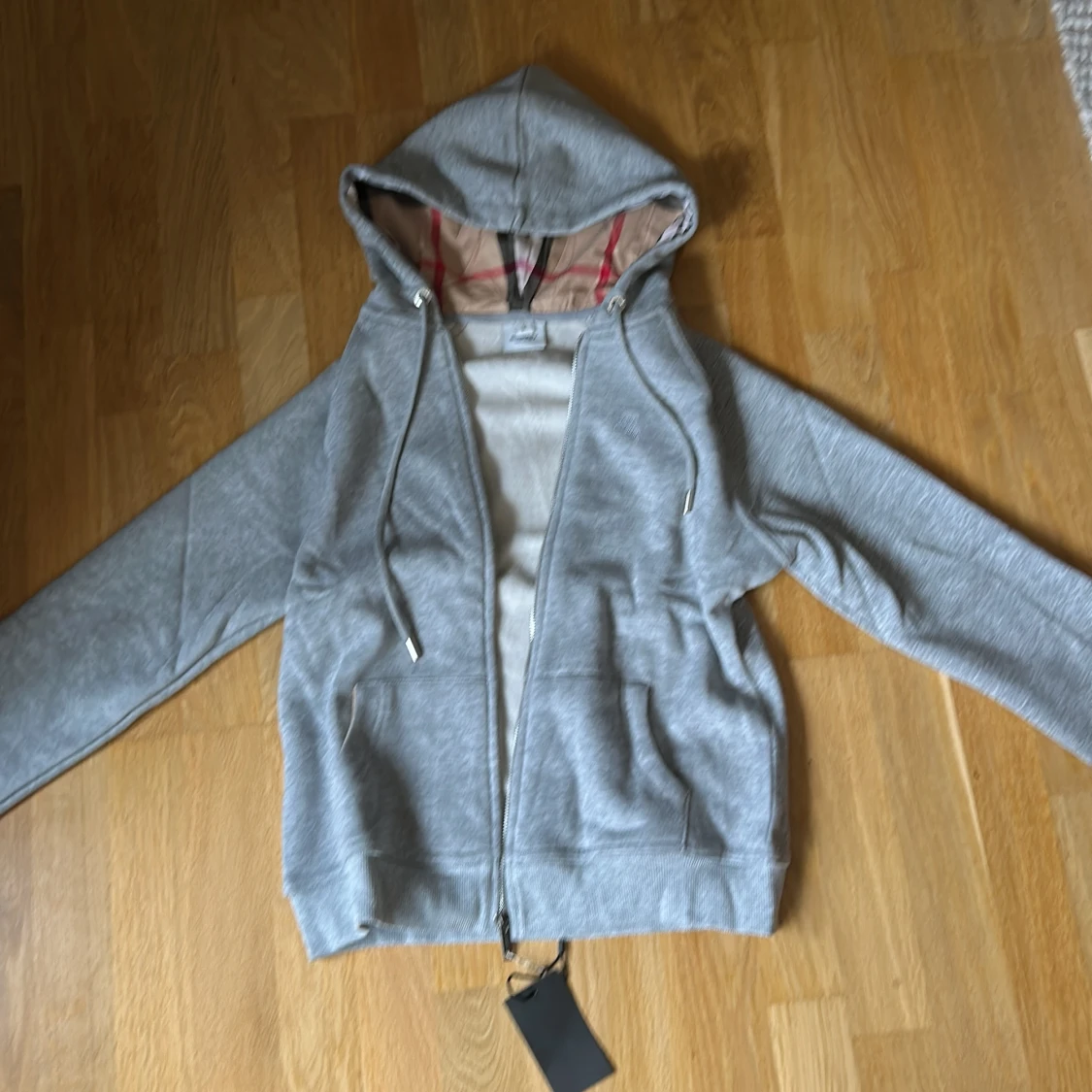 Grå hoodie från Burberry med dragkedja