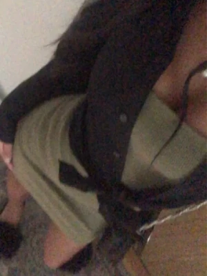 Olivgrön kort klänning med bälte - Snygg olivgrön kortklänning med svart bälte i midjan. Klänningen har en figurnära passform och är ärmlös, perfekt för dig som gillar stilrena och enkla plagg med en twist. Passar dig som vill ha en modern look med markerad midja.