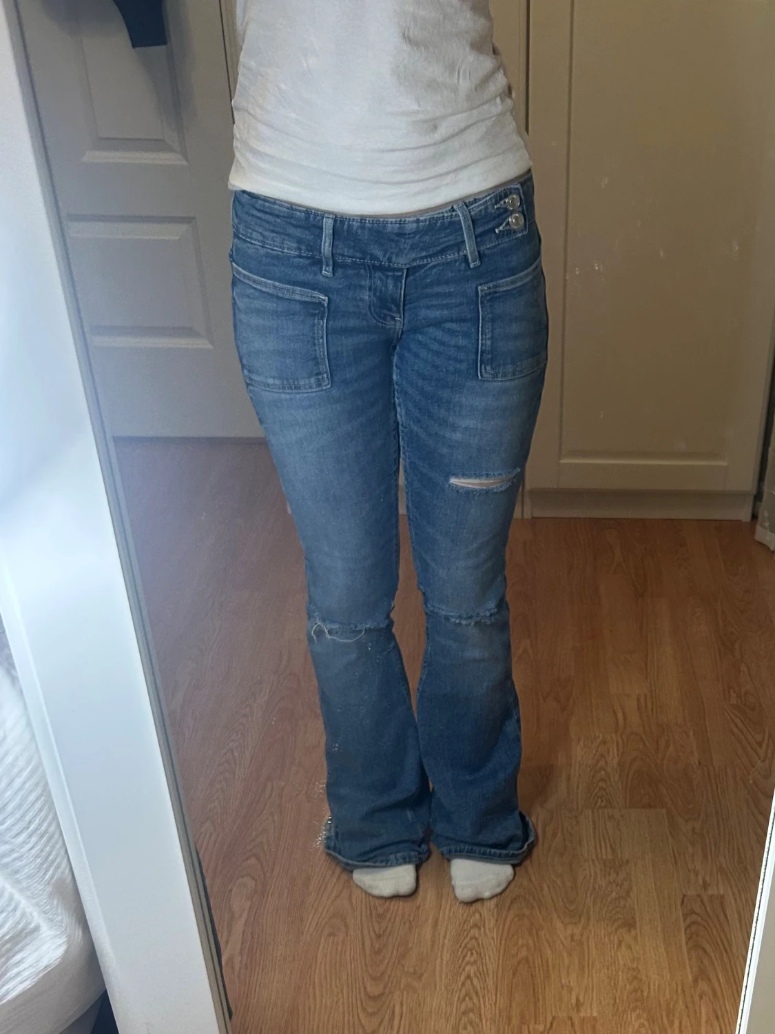 Blå bootcut jeans med fickor