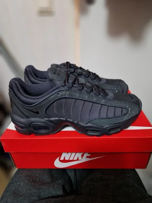 Oanvända Nike Air Max Tailwind EU44.5  - Helt nya i original låda. Special Edition med färgade reflxer. Går att få tag på längre. Sista pris 3000 kr. Inte intresserad av byten eller skambud. Skickar spårbart och försäkrat. Kvitto finns