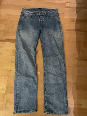 Ljusblå raka jeans från Montén - Montén jeans i jättebra skick. Storlek 30/32 