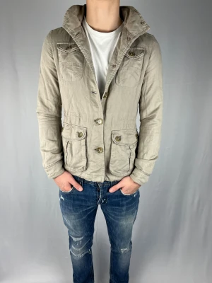 Woolrich field jacka - Woolrich Field jacka  Pris 1099 kr |Modellen är 178 cm| storlek S | Hör av dig vid minsta fundering! 