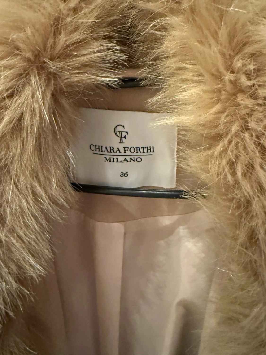 Beige kappa med päls från Chiara Forthi - 2