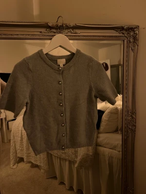 Stickad tröja! - Super söt stickad t-shirt / kofta i en fin grön färg!!