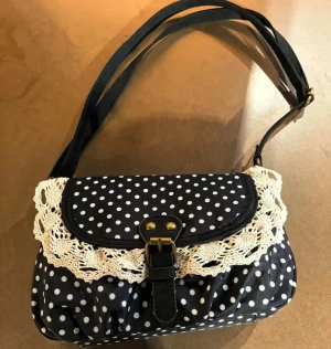 Svart prickig axelväska med spets - Säljer min mormors gamla handväska 