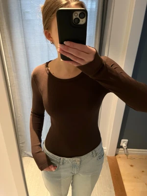 Brun ribbad body  - Säljer en brun långärmad body från Zara i storlek S i nytt skick 