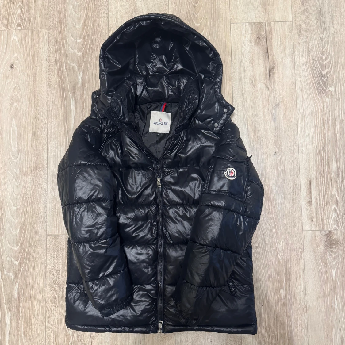 Svart Moncler pufferjacka med huva