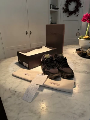 Valentino Rockrunners - Valentino Rockrunners i fint skick. Kvitto Skopåse och låda medföljer. 