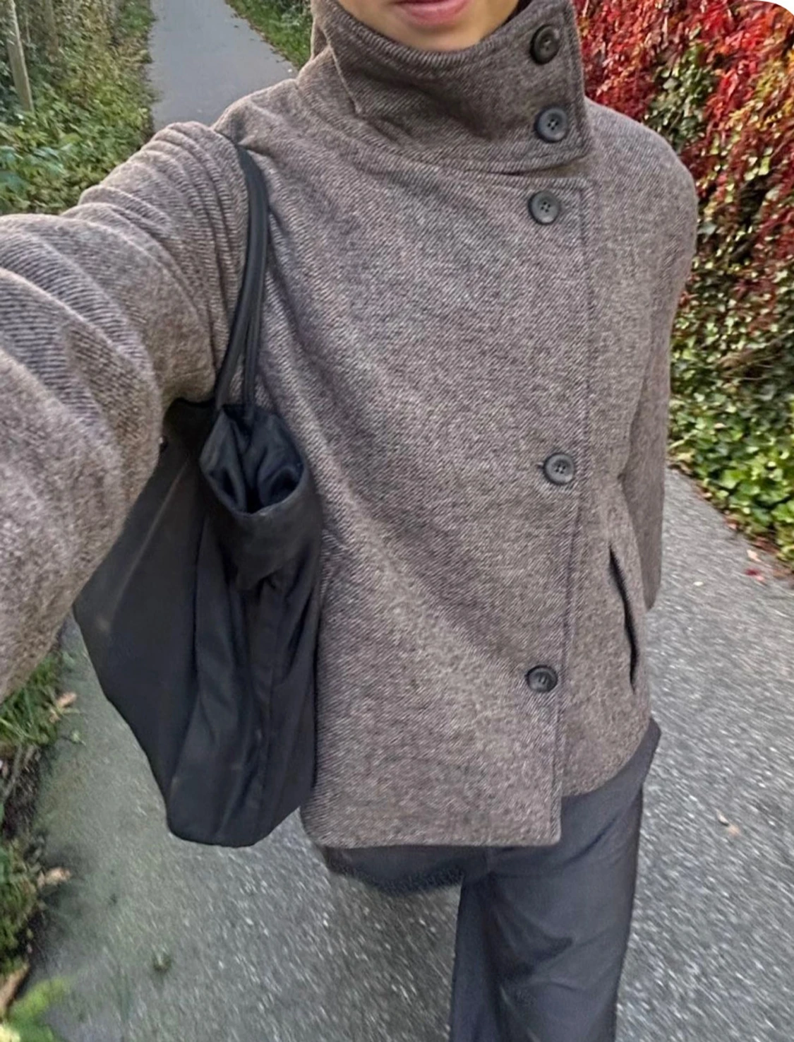 Brun kappa med hög krage från object