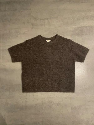 Brun stickad kortärmad tröja - Stickad tröja i brun från Gina tricot i storlek 158/164/XS, helt oanvänd