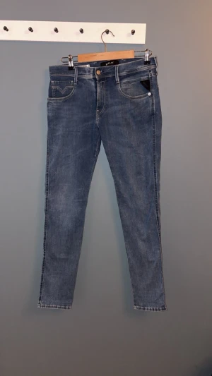 Blå Replay Hyperflex jeans - Säljer ett par blå Replay Hyperflex. Jeansen har normal passform och raka ben, tillverkade i stretchigt denim för extra komfort. Storlek W30 L30. Perfekta för dig som gillar stilrena och bekväma jeans.
