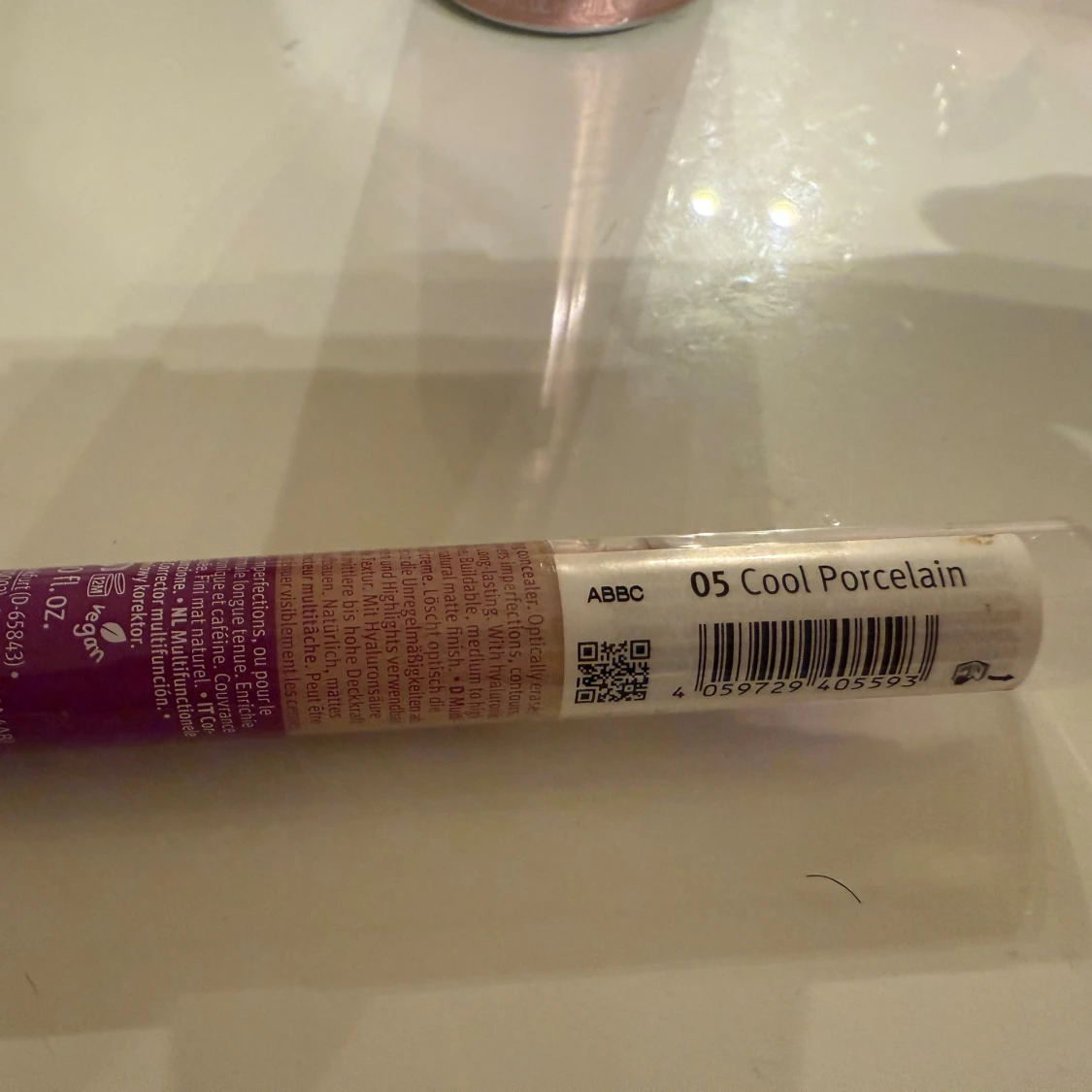 Essence Multitask Concealer 05 Cool Porcelain - 1