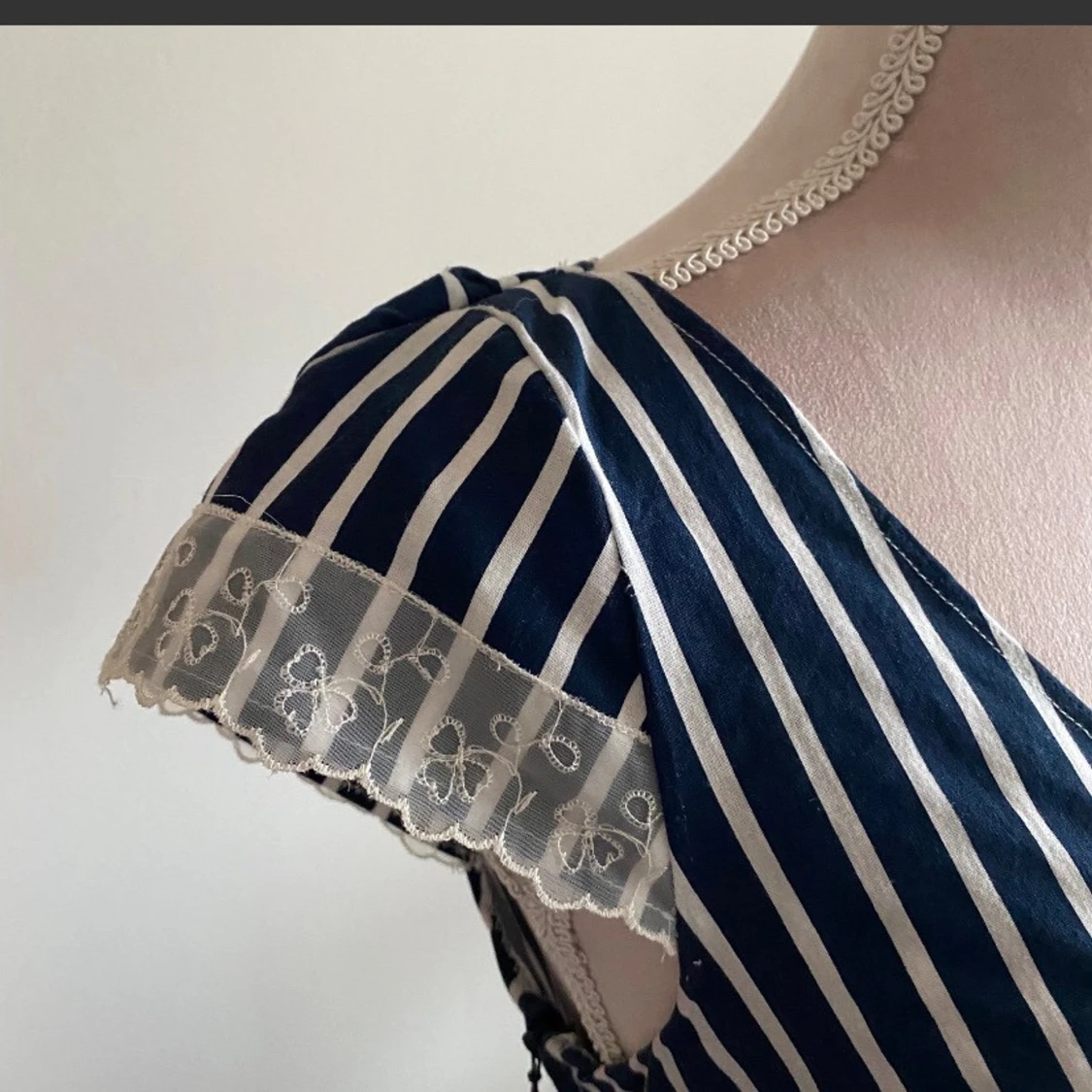 Randig blåvit klänning med spetsdetalj - 4