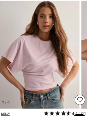 Croppad ljusrosa tröja nelly - Har använt max 2 gånger!! Superfin, slutsåld på nellys hemsida🤍