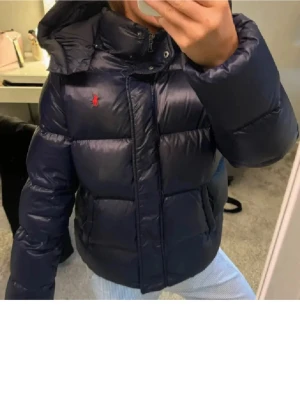Ralph Lauren jacka  - Jättefint skick och inga defekter alls, använd få gånger. Nypris 4500 men säljer för 3000kr för vill bara få sålt den. Kan skicka samma dag! Den är i storlek xs/s🤎