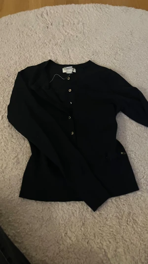 Kofta -  Jättefin marinblå kofta från Lindex med guldiga knappar bra skick. Skriv för frågor eller bilder.