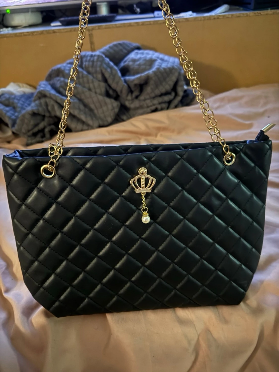 Svart quiltad axelväska med guldkedja