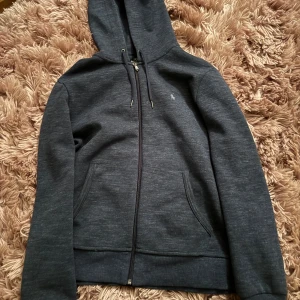 Ralph Laurent ZipHoodie - Ralph Laurent ZipHoodie | stl:M | skick 9.5/10 | Nypris: kring 2000kr | säljes för 499kr | kom dm vid intresse eller behov av fler bilder.