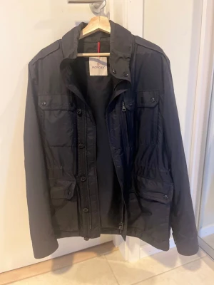 Moncler field jacka  - Tja säljer en as fet marinblå moncler field jacka storlek L sitter rätt litet i storleken riktigt fint skick och passar för alla tillfällen och alla väder hör av er vid funderingar 😁