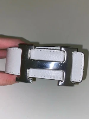 Vit H bälte  - Riktigt bra kvalité, helt nytt, inga diffekter