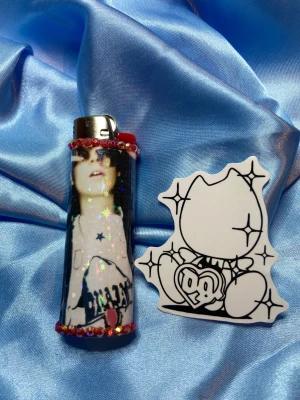 BLADEE - RED LIGHT - lighter - ⭐️1st Refillable BIC MAXI LIGHTER med wrap & rhinestones + drain sticker ⭐️ ✨OBS: under lighter drop 13/12 kommer endast de lighters som har foto och eller sticker med sig i bilden inkludera det, de lighters som ej har något mer i bilden kommer utan något extra!✨🤍 FREEBIES (godis & random stickers) ingår alltid i alla paket 🤍