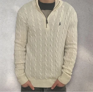 Ralph Lauren Stickad Tröja - Finstickad. Storlek S. Bara använd en gång, den är i NY skick. Priset är inte slaget i sten!