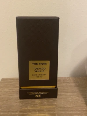 Tom Ford Tobacco Vanille EDP – ca 70 ml kvar - Säljer en äkta Tom Ford Tobacco Vanille Eau de Parfum. Ca 70 ml kvar i flaskan (se bild). Förvarad korrekt, doftar exakt som den ska. Nypris ca 3 500 kr. Säljes pga är allergisk mot starka lukter. Swish, snabb affär prioriteras.