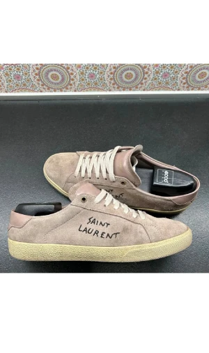Saint Laurent sneakers  - Säljer mina saint laurents i en väldigt ovanlig färg som inte går köpa längre. dustbag ingår.Nypris 6400. Bra skick. Skicka prisförslag till mig så hittar vi ett rimligt pris. Vid snabb affär går pris att diskuteras 