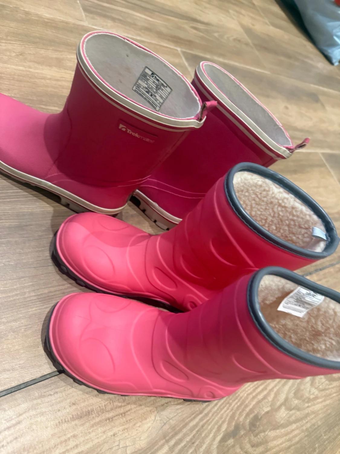 Två par rosa stövlar för barn - 1