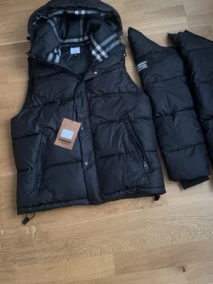 Burberry jacka  - Svart jacka från burberry. Perfekt nu inför kalla dagar, riktigt bra passform. Hör av er vid frågor. 