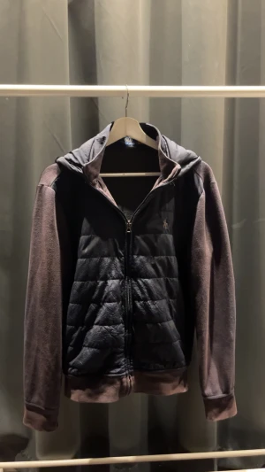 Polo Ralph Lauren cardigan - Marinblå cardigan från Polo Ralph Lauren broderad logga på bröstet. Jackan har dragkedja och huva. Hör av dig vid mer!