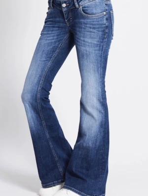 Lager 157 Blaze - Snygga blå jeans med bootcut passform och låg midja. Jeansen har klassisk femficksdesign, dragkedja och knapp framtill. Materialet är jeans med lätt tvättad effekt och de sitter riktigt bra över höfterna innan de blir vidare nedtill. Storlek: M short