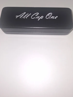 Grisch solglasögon  - Nu säljer jag mina "All cap one solglasögon" som passar perfekt till en grisch sommar outfit!