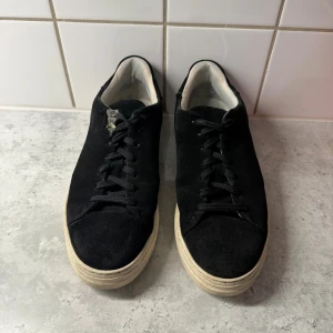 Selected Homme Mocka Sneakers - Snygga och stilrena Mocka skor ifrån Selected Homme i modellen ”David Chunky Suede” i fint skick i storlek 45!  Defekt: Litet slitage vid ett av snörhålen på ena skon. Hör av dig vid frågor eller funderingar! 😊