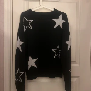 Svart stickad tröja  - Svart stickad tröja med vita stjärnor storlek S