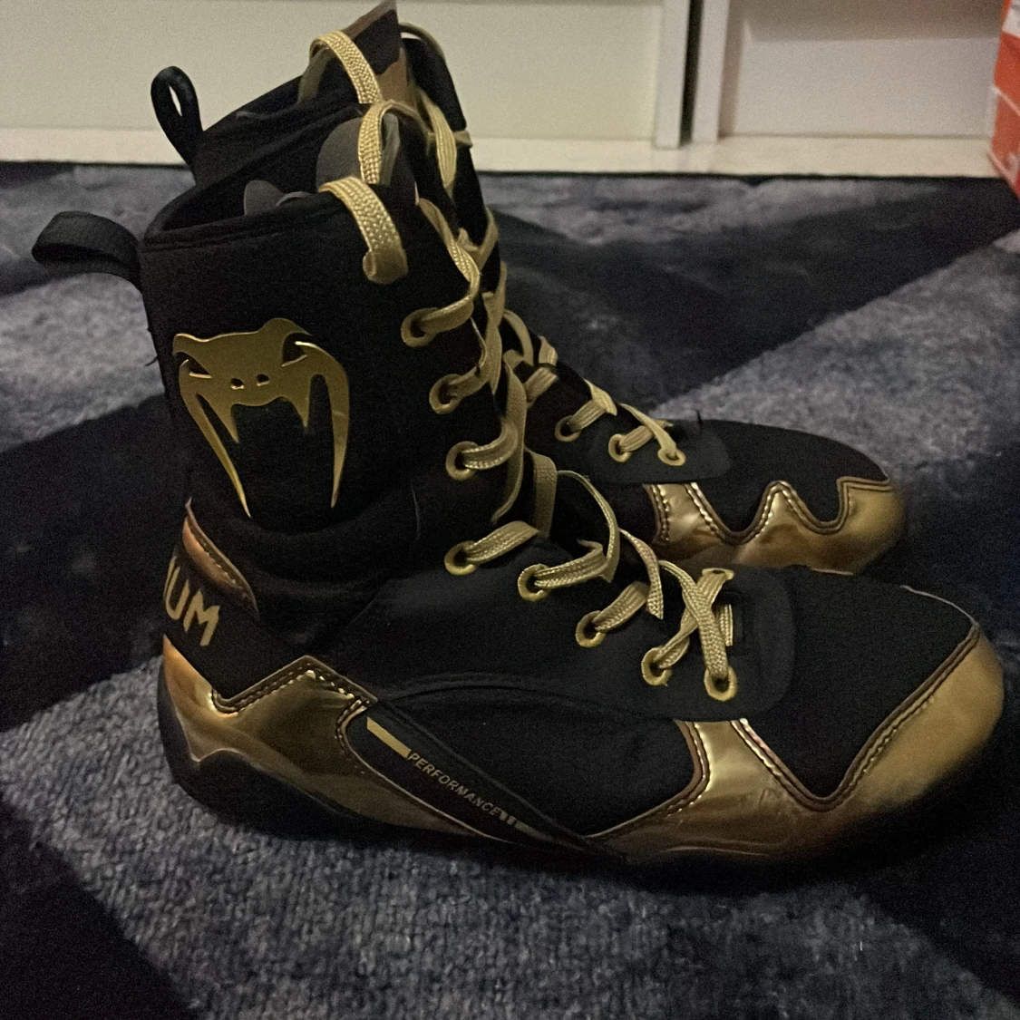 Svarta och guldiga Venum boxningsskor